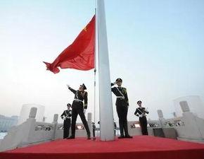 升旗仪式吃瓜图片