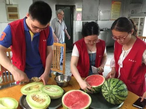 过年吃瓜老奶奶