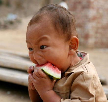 小孩男吃瓜头像,小男孩的欢乐吃瓜时光