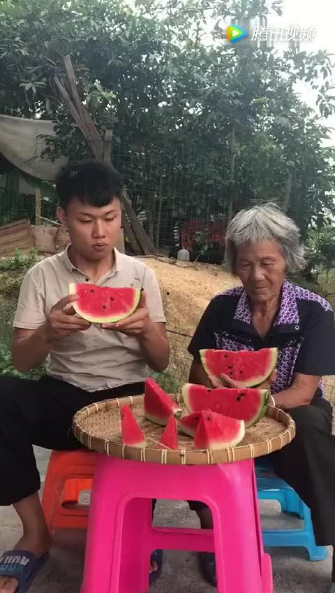 奶奶孙子比赛吃瓜,奶奶孙子同台竞技，谁将笑到最后？