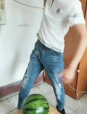 吃瓜达人小帅哥图片