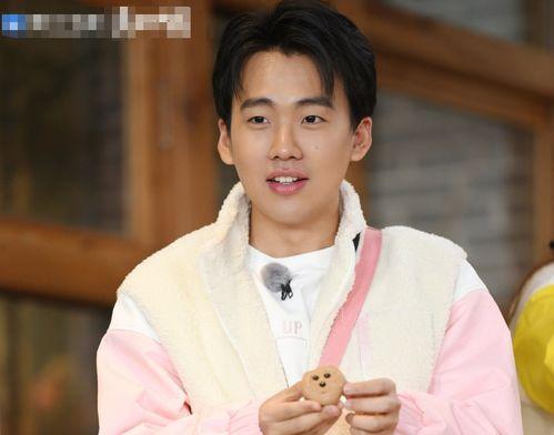 成毅围兜吃瓜,萌态十足引网友热议